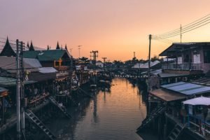 Amphawa_Floating_Market,_อัมพวา,_Thailand_-floating-market-in-bangkok-Thailand